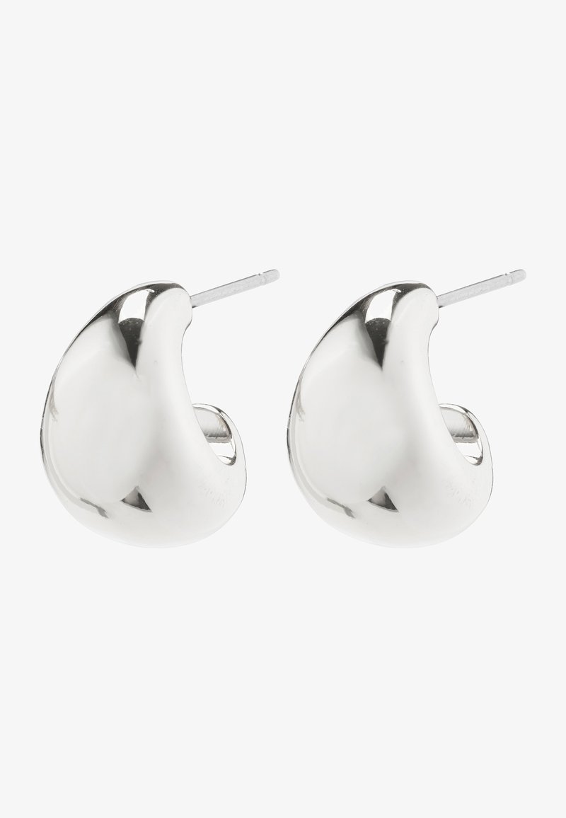 Paire de boucles d’oreilles clous en argent poli en forme de croissant avec tiges droites sur fond blanc.