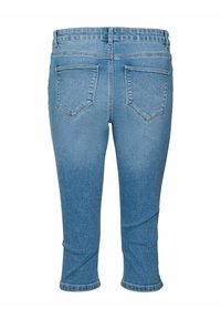 Jean capri en denim bleu clair avec une coupe ajustée, taille mi-haute et deux poches arrière ; présente un ourlet qui s'arrête sous le genou.