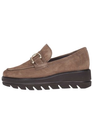 Mocassino in suede marrone con punta arrotondata, dettaglio in oro sulla fibbia, suola piatta nera spessa e decorazione ondulata lungo il bordo.