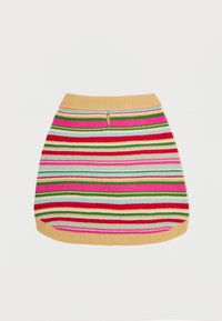 Csíkos szoknya, amelyen több színben, vízszintesen futó csíkok láthatók piros, zöld és kék árnyalatokban. Rugalmas derékpánt, bézs bordás kivitelben.