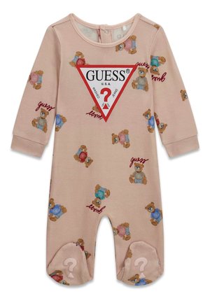 Combinaison rose pour bébé à manches longues, imprimés d'oursons et grand triangle logo Guess rouge et blanc sur la poitrine.