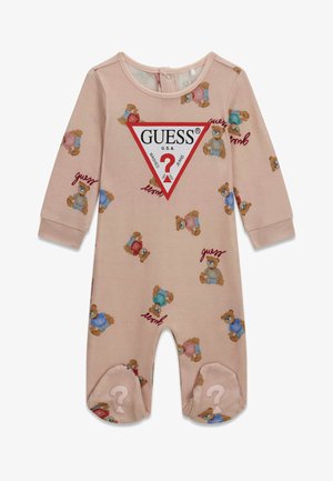 Combinaison rose pour bébé à manches longues, imprimés d'oursons et grand triangle logo Guess rouge et blanc sur la poitrine.