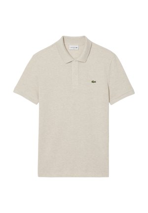 Beige polo t-shirt lavet af bomuldsstof, med en krave med to knapper, korte ærmer og et lille grønt krokodillelogo på venstre bryst.