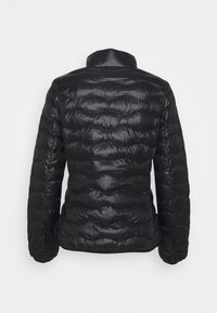 Svart lättviktsjacka med quiltad yta, långa ärmar, ståkrage och vågig sömnad, visad från baksidan.