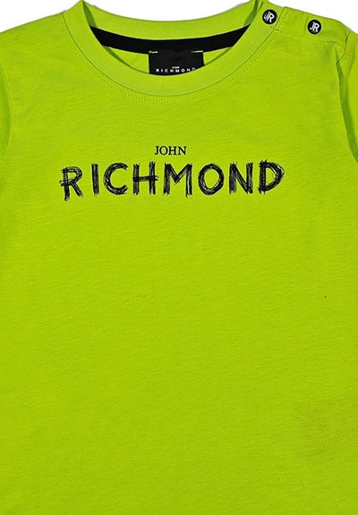 T-shirt in cotone verde con la scritta "JOHN RICHMOND" in nero. Maniche corte con dettagli a bottoni sulle spalle. Texture morbida.