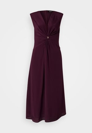 Bordowa sukienka z dopasowanym gorsetem, głębokim dekoltem w kształcie litery V, detalem w postaci węzła w talii oraz zwiewnym, skrojonym w literę A dołem. Gładki, lekki materiał.