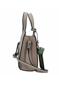 Piccola borsa strutturata in morbida pelle beige con bordi neri, doppi manici superiori e una tracolla verde regolabile. Dettagli in metallo argentato.