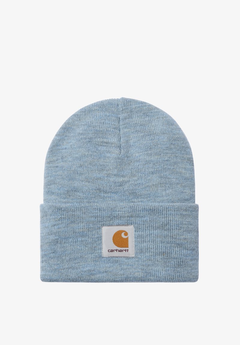 Gorro de punto azul claro hecho de una tela suave, con un dobladillo vuelto y una etiqueta cosida con un logo amarillo.