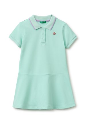 Vestido polo verde menta de manga corta con ribete morado en el cuello, tres botones en el frente y pequeño logo bordado en el pecho.