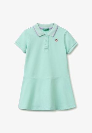 Vestito polo verde menta a maniche corte con bordo viola sul colletto, tre bottoni sul davanti e piccolo logo ricamato sul petto.