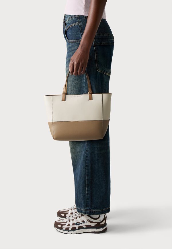 TOTE RAYA - Cross body bag - ecru