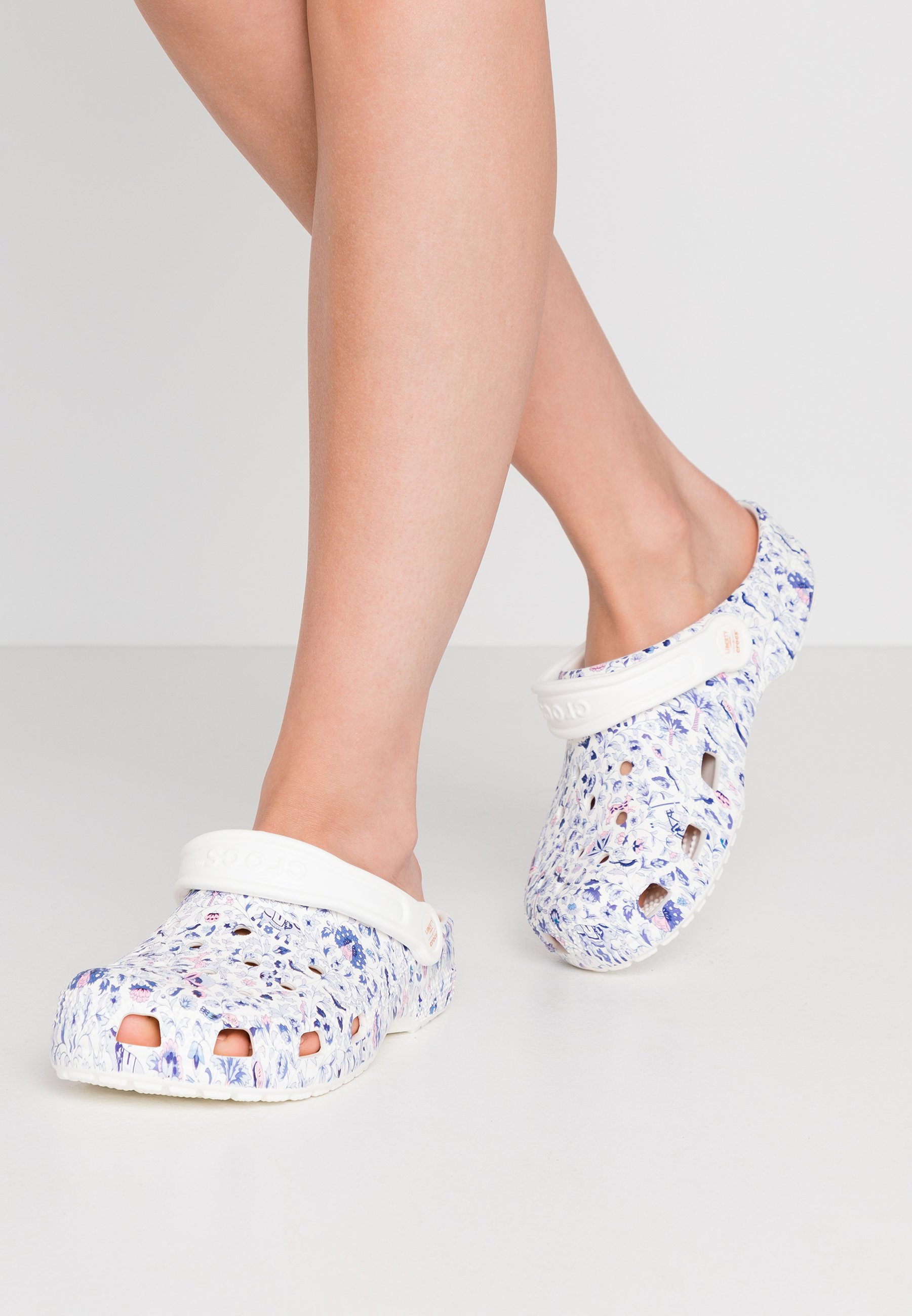 Crocs CLASSIC LIBERTY GRAPHIC - Tøfler - navy Crocs CLASSIC LIBERTY GRAPHIC - Tøfler - navy