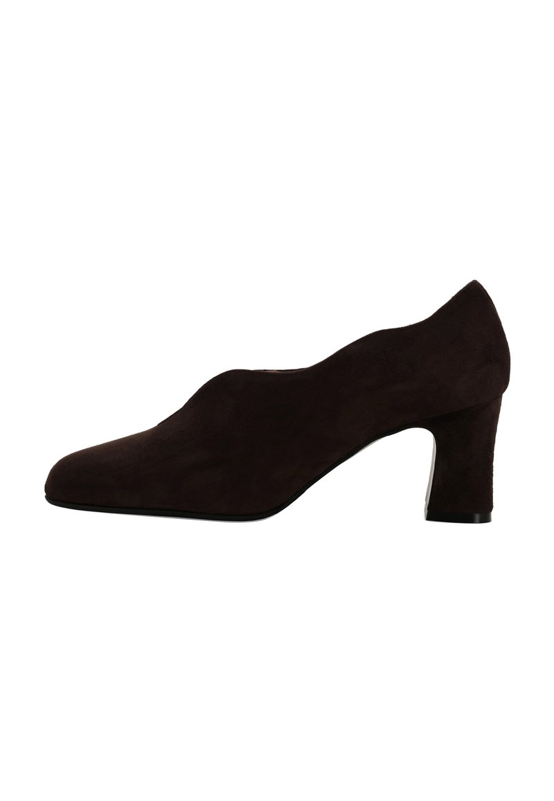 Scarpa con design appuntito, realizzata in camoscio marrone scuro, con tacco a blocco di media altezza e texture liscia. Silhouette elegante e lineare.