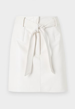 Λευκή μίνι φούστα με ψηλή μέση και ραμμένη ζώνη δεμένη σε φιόγκο μπροστά, με θηλιές για ζώνη και διακριτικές κάθετες ραφές.