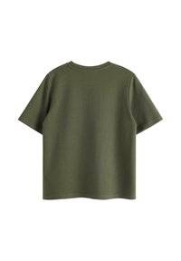 Oliwkowy t-shirt z krótkim rękawem, wykonany z bawełny, z okrągłym dekoltem i gładką fakturą, posiadający standardowy krój i brak dodatkowych detali.