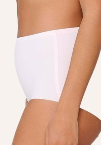 Białe majtki z wysokim stanem bezszwowe, o gładkiej fakturze i minimalnych różowych akcentach na pasku, zaprojektowane dla wygody i dopasowania.