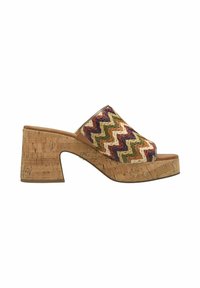 Sandali stile mule con tomaia intrecciata multicolore a zigzag, tacco in sughero e suola in platform. Il design presenta tonalità terrose e materiali testurizzati.