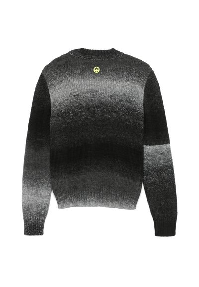 Maglione con gradiente nero e grigio, texture lavorata a maglia, scollo rotondo, maniche lunghe, con un patch logo giallo sul retro.