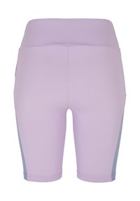 Lilakass värviga sportlikud lühikesed püksid kõrge vöökohaga, tihedalt istuvad ja helesiniste külgmiste paneelidega. Valmistatud venivast materjalist, millel on lamedad õmblused.