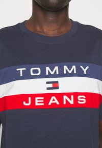 Tommy Jeans Triko s potiskem - dark blue