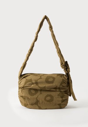 Sac à épaule brun olive avec une longue sangle froncée, fermeture éclair en haut et grand motif floral.