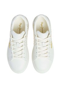 Hvite sneakers i glatt syntetisk materiale, med gullfargede detaljer og naglede elementer langs sidene, med klassisk snøredesign.