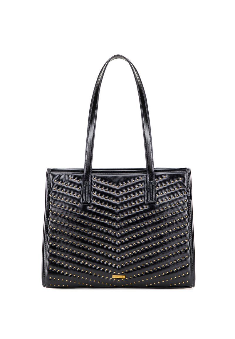 Schwarze Tragetasche aus glattem Leder mit einem Chevron-Steppmuster, goldenen Nieten, zwei langen Griffen und einem goldenen Logo-Akzent.