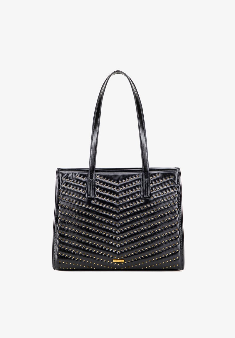 Schwarze Tragetasche aus glattem Leder mit einem Chevron-Steppmuster, goldenen Nieten, zwei langen Griffen und einem goldenen Logo-Akzent.