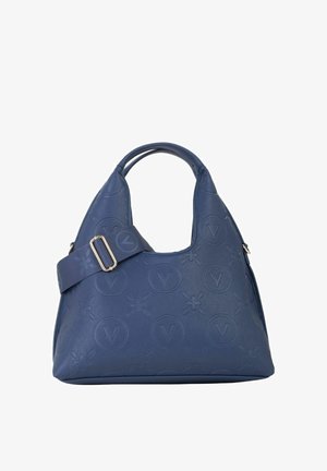 Sac à main en cuir bleu avec un motif en relief de fleurs et de lettres. Il comprend une bandoulière large et une poignée supérieure arrondie pour le transport.