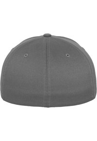 Casquette de baseball grise avec une visière plate, en tissu lisse. Comprend six œillets de ventilation et un bouton sur le dessus.