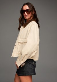 Bershka Kevyt takki - camel