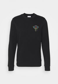 Felpa nera con maniche lunghe e bordi a costine. Presenta un design ricamato di un uccello colorato sul petto. Realizzata in tessuto texture.