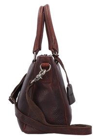 Sac à main en cuir marron foncé ; dispose de deux poignées courtes et d'une bandoulière amovible. Surface texturée avec des accents en métal argenté.