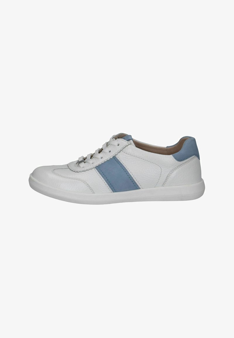 Baskets en cuir blanc avec une finition texturée, une bande accent bleu clair, un renfort gris au talon et une semelle plate en caoutchouc blanc. Modèle à lacets.