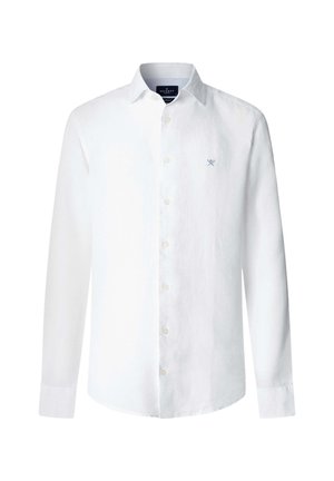 Hvid langærmet skjorte med knapper foran og et lille blåt logo med krydsede padler på venstre bryst samt en klassisk krave.