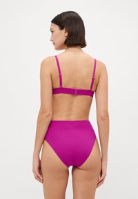 Fuksija bikini set s uzorkom, podesivim trakama i visokim donjim dijelom s glatkom teksturom.