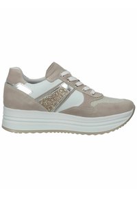 Jasno beżowe buty sportowe z zamszem i metalicznymi akcentami, z podwyższoną podeszwą i błyszczącymi detalami po bokach. Sznurówki w kolorze białym.