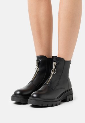 s.Oliver Bottines à plateau - black