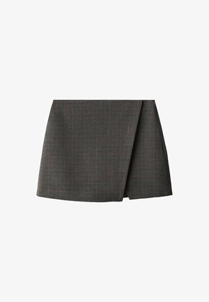 Mini gonna a quadrati grigi con design avvolto, caratterizzata da una texture liscia e un orlo dritto. Il materiale appare leggero e su misura.