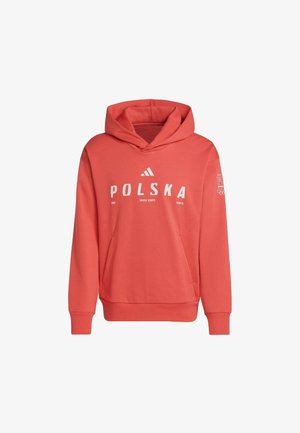 Punainen huppari, jossa "POLSKA"-teksti, Adidas-logo, talvilajien teema ja olympiajoukkueen tunnus vasemmassa hihassa.