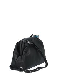 Borsa a mano in pelle nera con finitura testurizzata, chiusura a zip e tracolla removibile. Presenta dettagli in metallo argentato e un accento blu.