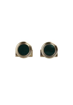 Pendientes redondos con una piedra verde oscura engastada en un marco de metal dorado, con una superficie lisa y un diseño minimalista.