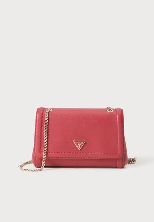 Borsa a tracolla sintetica rossa con finitura testurizzata, con una catena dorata e un accento con logo triangolare sul davanti. Design compatto con chiusura a pattina.