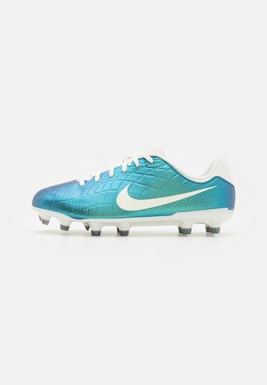 Nike voetbalschoenen in een verloop van blauw en groen, met een structuur op de bovenkant, witte accenten en witte veters; gemolde noppen op de zool.