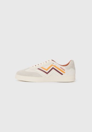Baskets en daim gris clair avec des rayures en zigzag orange, bordeaux et crème. Semelle en caoutchouc, bout rond et laçage avec œillets. Logo sur le côté.