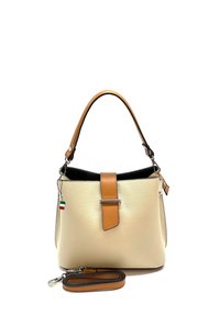 Crème lederen handtas met een gestructureerd ontwerp, bruine accenten en een zwarte voering. Voorzien van een afneembare schouderriem en een decoratieve vlagtag.