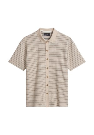 Beige polo shirt met korte mouwen en een knoopsluiting aan de voorkant, voorzien van horizontale, getextureerde strepen in bruin en crème. Voorzien van een zachte kraag.