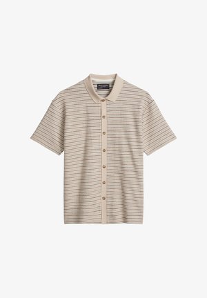 Beiges Poloshirt mit kurzen Ärmeln und Knopfleiste, versehen mit horizontalen, strukturierten Streifen in Braun und Creme. Mit einem weichen Kragen.