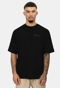 Sort bomulds t-shirt med rund hals og korte ærmer, prydet med et diskret "DROPSIZE" logo på brystet. Enkelt design, afslappet pasform.
