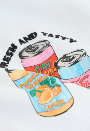 Tre illustrerade dryckesburkar på vitt tyg: en rosa burk med etiketten "Poire", en blå burk med texten "Paradise ORANGE" och en gulorange burk med en apelsinskiva.